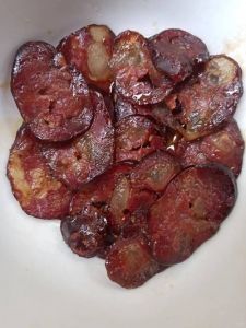 腊肠蒸10分钟熟了吗_蒸腊肠多久？薄5分厚10分，解冻扎孔水要足