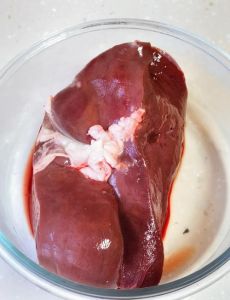 熟羊肝的做法大全_羊肝补铁养眼，巧手去腥做法分享