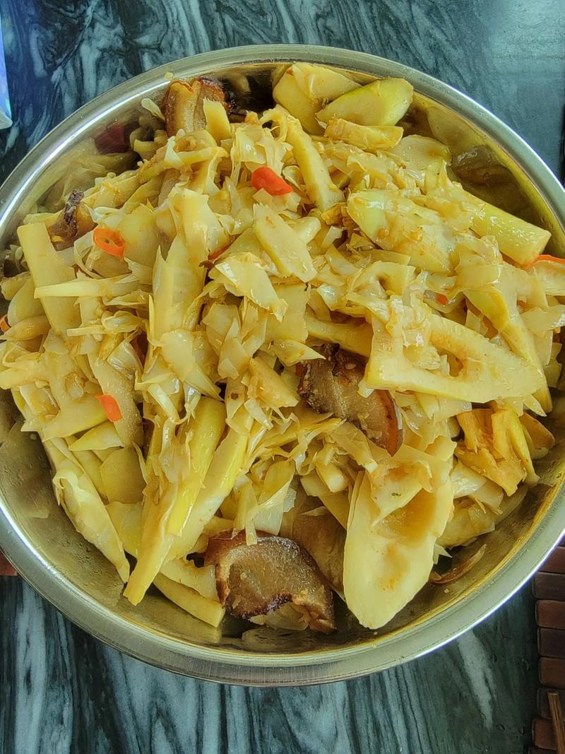 文笋炒肉的家常做法_竹笋炒肉莴笋炒牛肉做法，肉质鲜嫩易上手