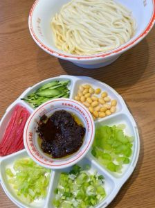 正宗老北京炸酱面做法_灵魂酱料与筋道面条