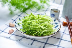 山芹菜的家常做法_凉拌饺子馅炒菜，脆嫩可口，助消化！