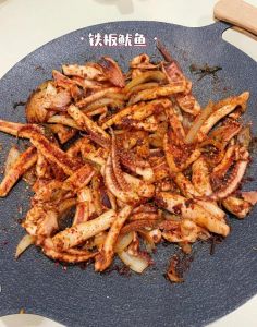 铁板鱿鱼的做法家常_家常铁板鱿鱼，简单美味易做