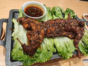 小兔兔使劲吃视频展示可爱兔子享受美食的趣味瞬间