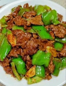 四川青椒肉片做法_四川青椒肉片，鲜香麻辣，嫩滑可口！