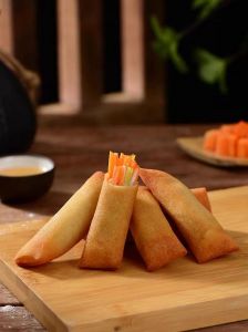 素春卷的做法及配料_解冻皮炒香料，淀粉封口冷藏，油炸春卷酥脆香