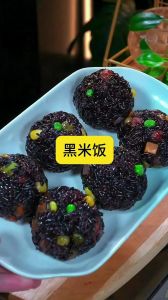 煮黑米饭的正确方法_提前泡水米比电饭煲闷，香软可口！