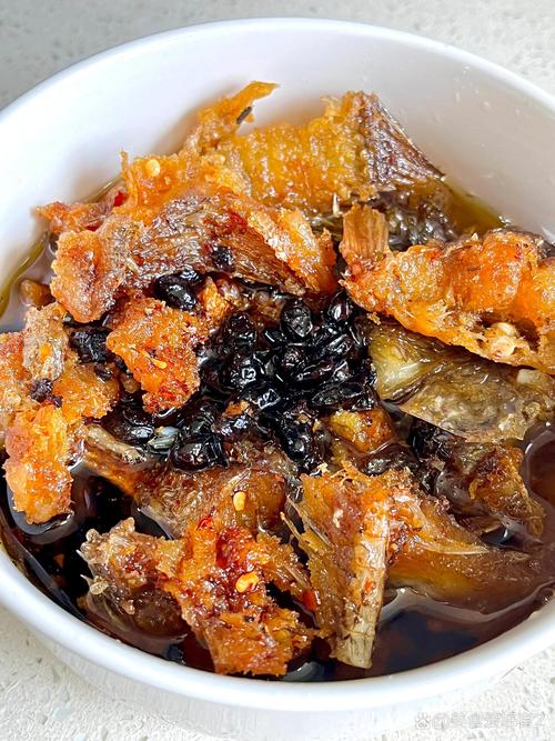 油炸全鱼的做法_选对鱼，腌入味，炸酥脆