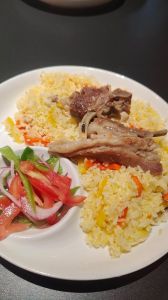 新疆羊排抓饭的正宗做法步骤_新疆羊排抓饭，浓郁家常美味！