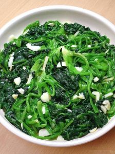 菠菜怎么烧不涩口_焯水加盐，快炒加酸！