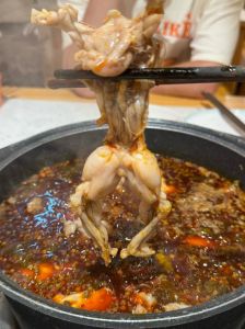 牛蛙涮几分钟_涮牛蛙8-9分钟变色除寄生虫，注意生熟分开