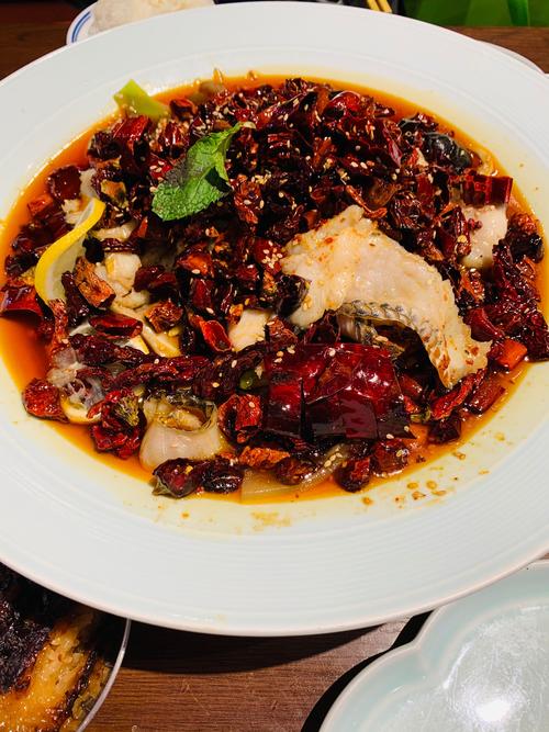 油泼子鱼的做法_鲜鲤鱼炖肥肉,香辣入味,下饭绝配! 油泼子鱼的做法_鲜鲤鱼炖肥肉,香辣入味,下饭绝配!