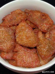 煎猪肉片的家常做法_腌肉入味煎，里脊配番茄酱，五花肉包生菜
