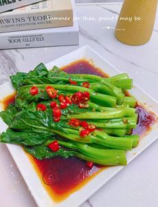 白灼白菜的家常做法_白菜煮多久？叶1-2分钟，梗3-5分钟调料葱姜末提香，可创新口味