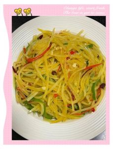 爆炒土豆丝的家常做法_泡醋沥干大火炒！