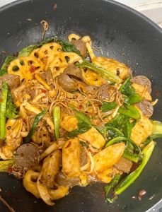 家常麻辣香锅做法_香锅自由配，麻辣鲜香绝！