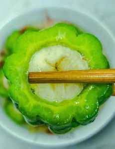 香蕉苦瓜做法_蒸苦瓜配香蕉，爽口瘦身！
