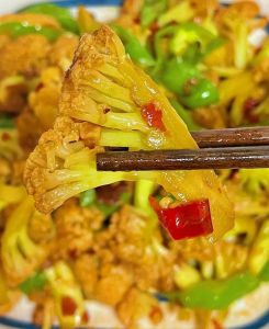 正宗干锅菜花的做法_家常干锅菜花，鲜香下饭，做法简单