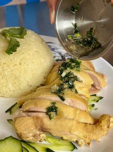 正宗海南鸡饭的做法_鲜嫩文昌鸡配鸡油饭，蘸料风味佳