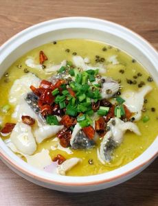 家常酸菜鱼做法教程_酸爽开胃四川酸菜鱼，鱼肉鲜嫩汤底浓！
