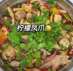 泡椒柠檬凤爪的做法_泡椒柠檬凤爪，酸辣开胃，做法简单！