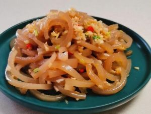 凉拌猪皮肠的做法_凉拌猪皮，香辣劲道，下酒佳肴！