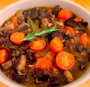 红酒炖牛排正宗做法_腌好煎好红酒炖，牛排外焦里嫩味无穷！