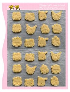 圣诞透明糖心饼干的做法_打发黄油加糖蛋，筛面冷藏，烤两次有糖心