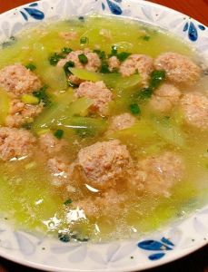 清汤丸子的家常做法_嫩滑肉馅，鲜美汤底，暖心家常菜