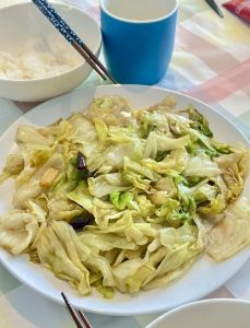 素炒大白菜最简单的做法_豆皮炒白菜，简单香脆，冬日美味
