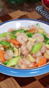 腰果炒虾仁最正确做法_虾仁腰果炒蔬菜，鲜嫩弹牙又营养