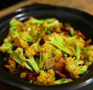 干锅花菜的家常做法_干煸花菜配五花肉，砂锅香辣味美