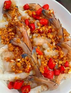 蒜蓉虾清蒸家常做法_蒜蓉蒸虾，鲜嫩蒜香，米饭绝配！