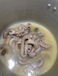 小肠炖汤的家常做法_小肠清洗揉搓炖汤，排骨萝卜枸杞好味道！