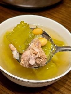 家常苦瓜排骨汤做法_清甜解腻，夏日养生好选择！