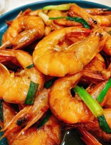 油爆虾的家常做法_酱汁炸制虾处理全攻略