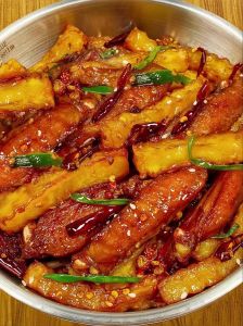 鸡翅焖土豆的做法_土豆鸡翅，软糯香浓，下饭又营养！