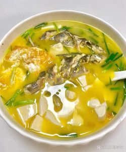 鲫鱼青萝卜汤的做法_鲫鱼青萝卜汤做法，鲜香又开胃