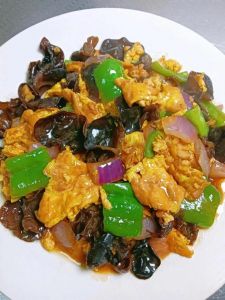 洋葱木耳炒鸡蛋做法_洋葱木耳炒鸡蛋，家常美味，简单营养！