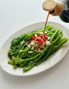 白灼菜心的做法_脆嫩菜心白灼，蘸料自由配，清淡鲜美！