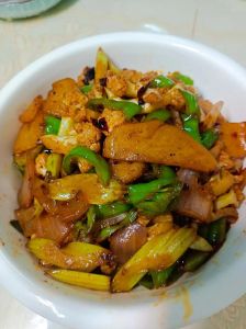 干锅大杂烩家常做法_玉米煮甜鸡翅腌入味干锅大杂烩做法