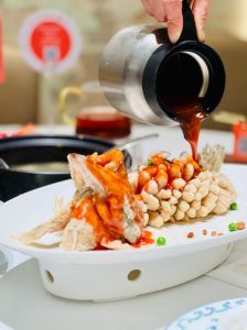 松鼠鱼和松鼠桂鱼一样吗_松鼠鱼VS松鼠鳜鱼，其实是一道酸甜可口的炸鱼！