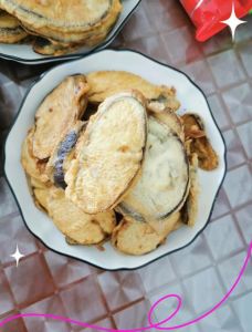 茄饼怎么做能又脆不软_选对茄子，裹粉煎对，韭菜提香