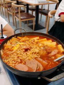 韩国部队火锅的由来_韩战时创制的美味，昔日救济食品今成国民菜