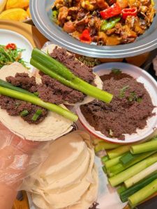 崂山区特色美食_海鲜饺子小炒肉，风味独特！