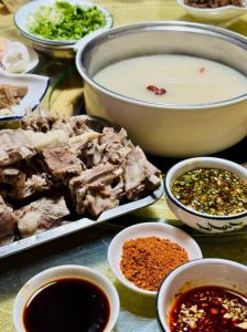 吃羊肉的历史文化_北方爱吃涮羊肉，南方偏爱鸡鸭