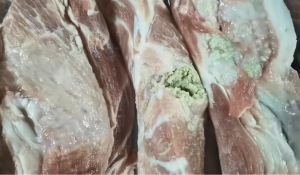 肉放坏了是什么味_如何识别变质猪肉？看颜色闻气味！
