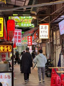 中山公园小吃一条街_百年老街，市井烟火味蕾盛宴