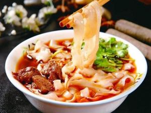 刀削面在山西有悠久的历史_柳叶形美食，承载文化与情感