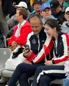 田朴珺看菜单都要挽着王石_王石田朴珺街头牵手，婚变传闻破？