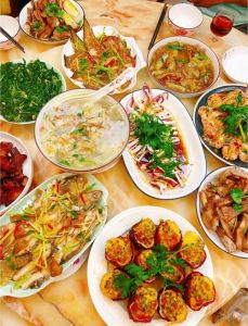 潮汕酒席18个菜菜单_潮汕硬菜18道，婚宴52度白酒，打包剩菜显热情